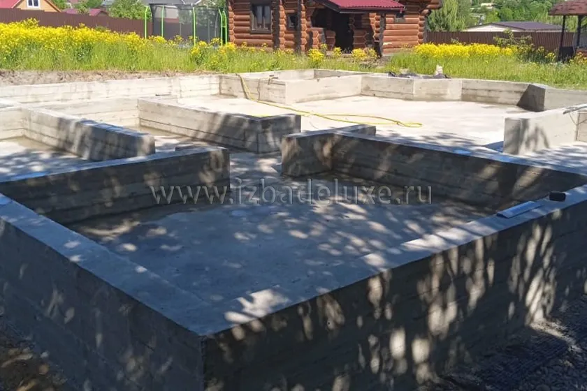 В Ленинградской области выполнили монтаж фундамента дома из клееного бруса «Усадьба Петровская».