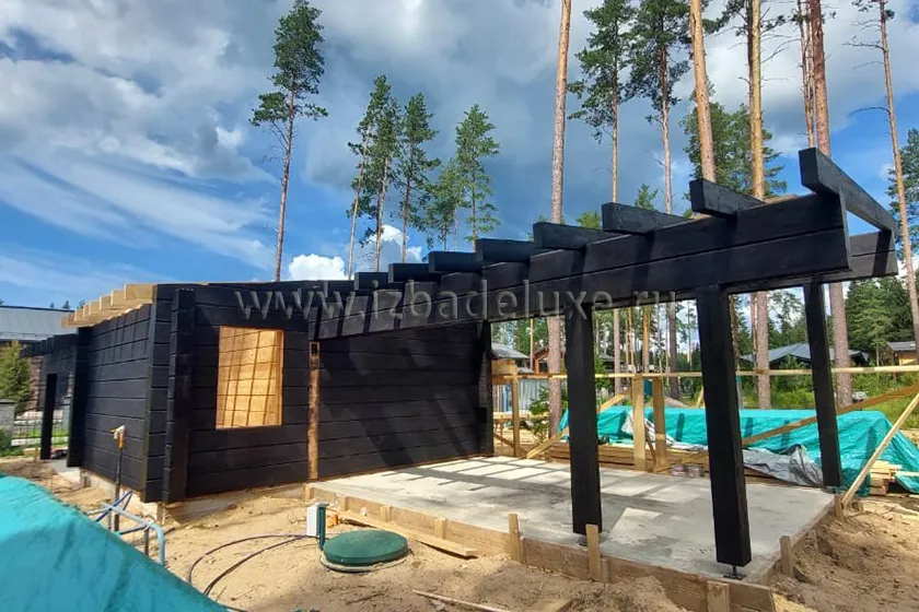 В Ленинградской области продолжается строительство гаража из профилированного клееного бруса «Виноградово». Выполняются работы по покраске стен. Продолжается сборка кровельного пирога.