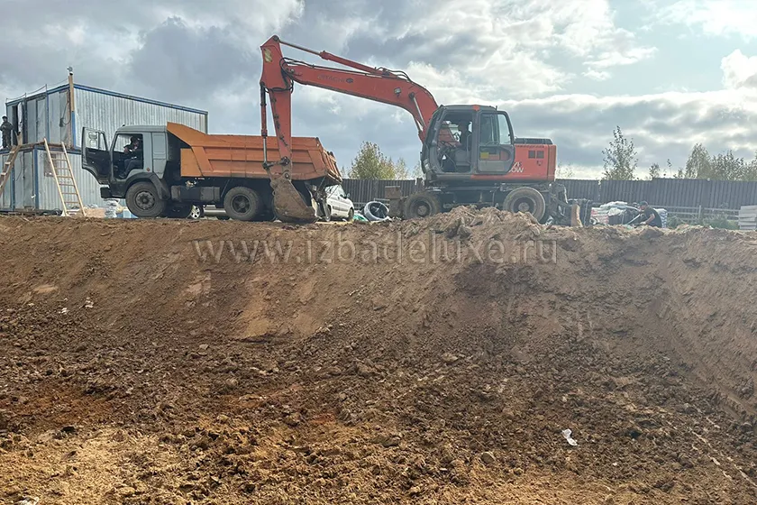 Внешняя покраска. Потом установили водосток.