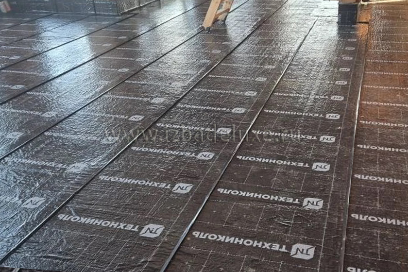 Продолжаются работы по строительству объекта из клееного бруса «Усадьба Волжская слобода». Выполнили монтаж гидроизоляции пола.