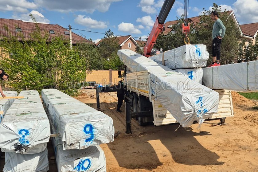 Продолжается строительство дома из клееного бруса «Первомайское». Началась поставка домокомплекта.