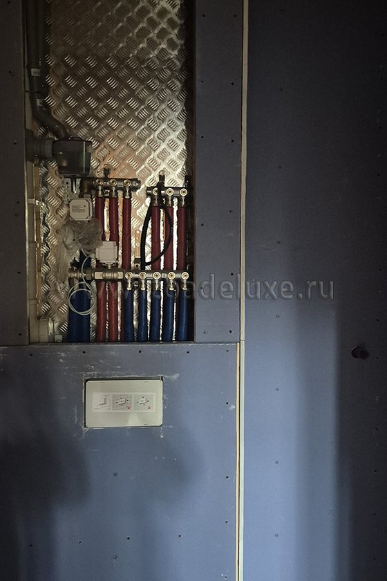 Продолжается строительство дома из клееного бруса Усадьба «Звезда в Соснах» на Успенском шоссе. Продолжается монтаж перегородок и внутренняя черновая отделка.