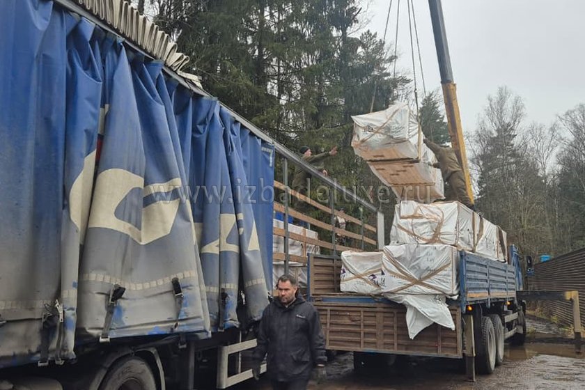 На объекте из клееного бруса «Химки» продолжается поставка по сборка домокомплекта.