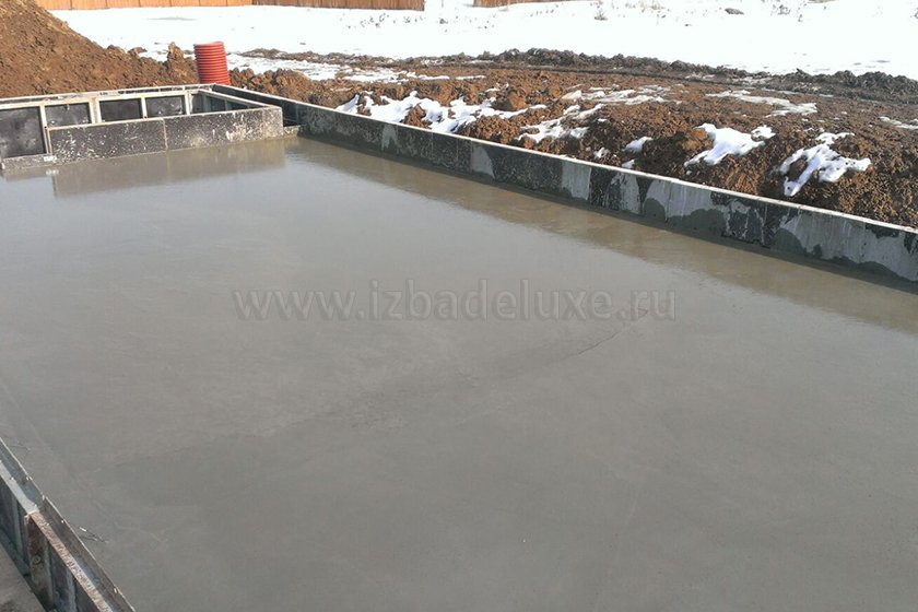 На объекте из клееного бруса Усадьба «Озаревская» выполняются работы по устройству цоколя.