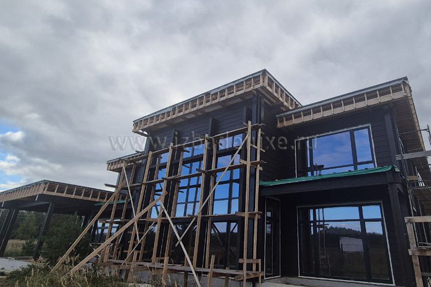 На объекте из клееного бруса «Усадьба Волжская слобода» завершились работы по покраске внешних стен. Продолжаются монтаж оконных блоков.