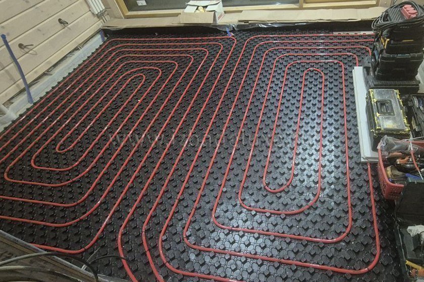 На объекте из клееного бруса Усадьба «Звезда в Соснах» на Успенском шоссе продолжаются работы по монтажу тёплого пола.