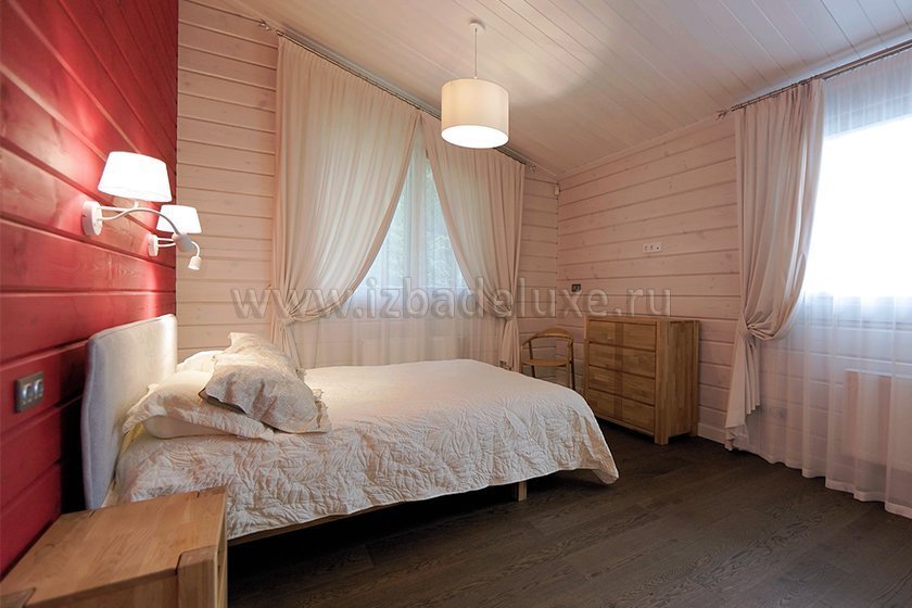 На сайте обновлены фотографии спален дома из клееного бруса «Усадьба Малинки».