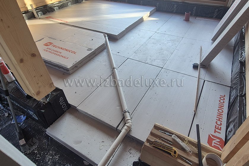 На объекте из клееного бруса Усадьба «Звезда в Соснах» на Успенском шоссе продолжаются работы по монтажу инженерных систем.