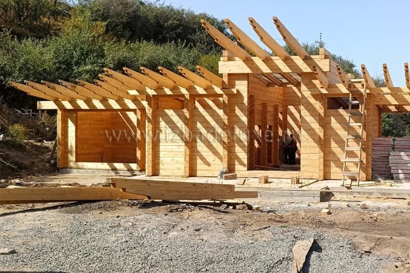 На сайте обновлены фотографии с работ по монтажу стропильной системы на объекте из клееного бруса «Коттедж в Горах».