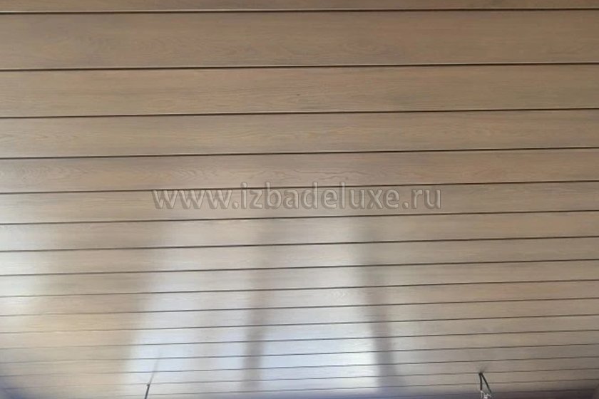 Продолжается строительство дома из клееного бруса «Первомайское». На объекте выполняются работы по чистовой отделке потолка.