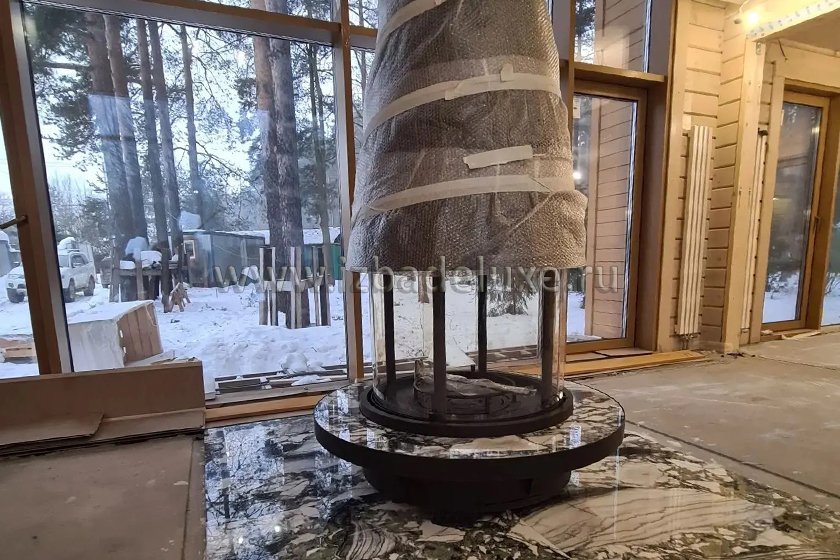 На объекте из клееного бруса «Первомайское» продолжаются работы по черновой отделке мокрых зон и монтаж инженерного оборудования котельной. Выполнили установку камина.