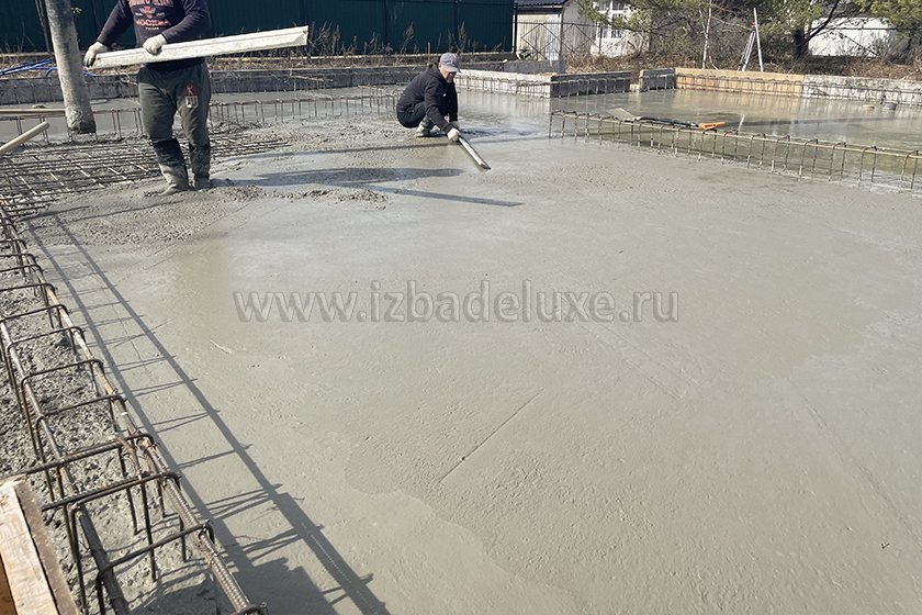 На сайте обновлены фотографии с работ по строительству дома из клееного бруса «Первомайское». Выполнили заливку бетоном плиты фундамента.