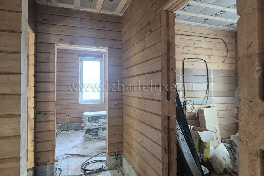 Продолжается строительство дома из клееного бруса «Первомайское». Продолжаются работы по черновой отделке перекрытий и монтаж инженерных систем. Выполняется внутренняя покраска стен.