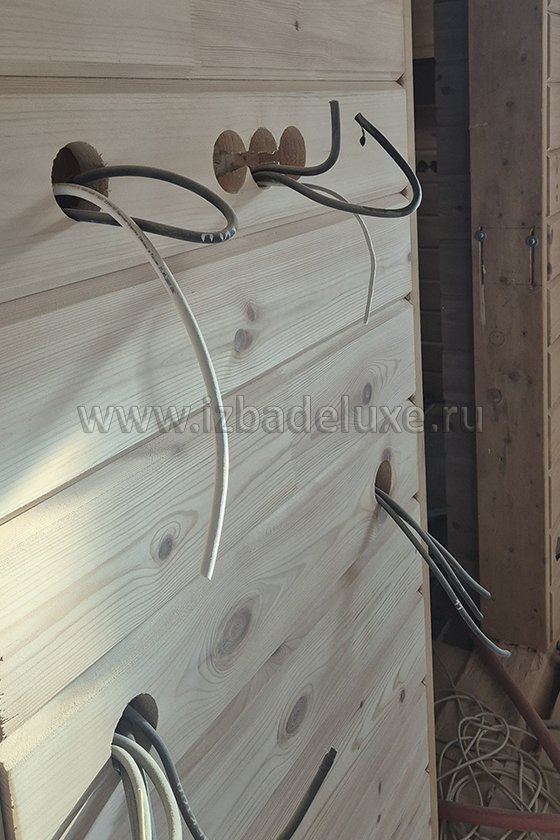 На объекте из клееного бруса Усадьба «Звезда в Соснах» на Успенском шоссе выполняется электромонтажные работы.