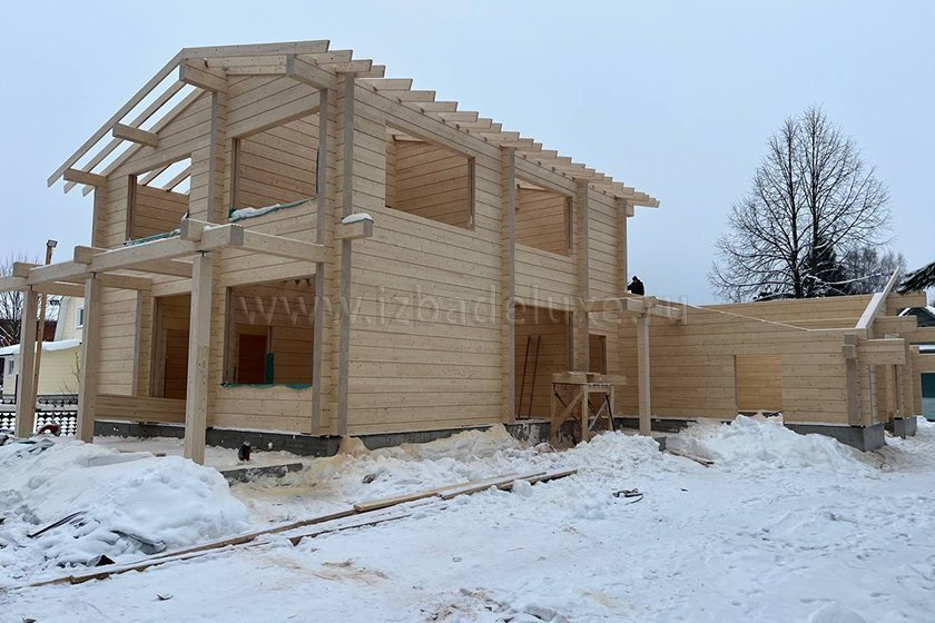 Продолжается строительство объекта из клееного бруса «Баня и гараж в Конаково». Выполняется сборка стропильной системы.