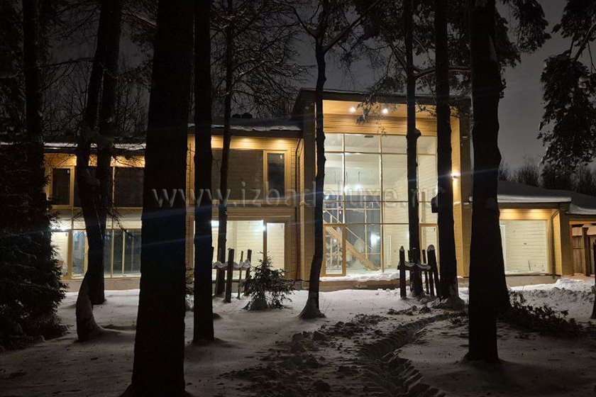 Продолжается строительство дома из клееного бруса Усадьба «Звезда в Соснах» на Успенском шоссе. Выполняется монтаж фасадного освещения.