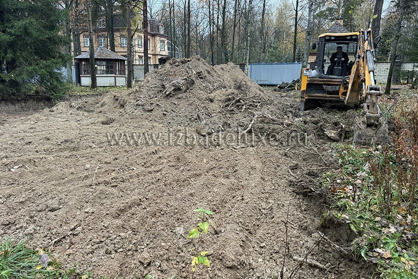 Продолжается строительство дома из клееного бруса «Новогорск». Выполняются работы по разработке грунта под будущее основание фундамента.