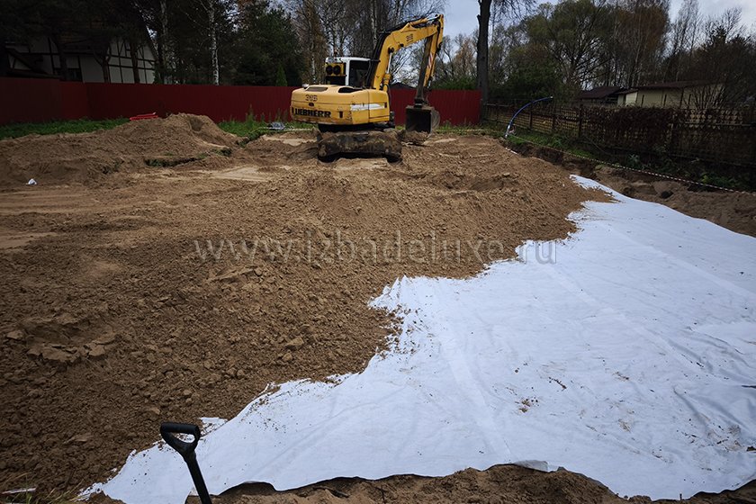 Продолжается строительство объекта из клееного бруса «Баня и гараж в Конаково». Выполняются работы по устройству фундамента.