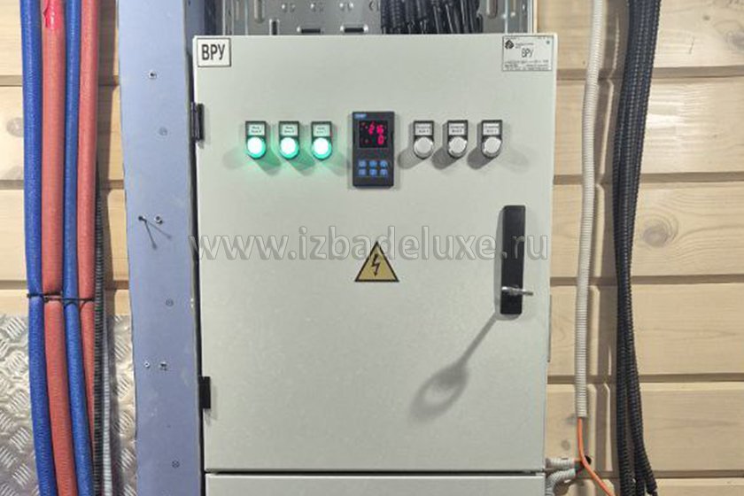 Продолжается строительство дома из клееного бруса Усадьба «Звезда в Соснах» на Успенском шоссе. Выполнили монтаж электрощитово оборудования ВРУ.