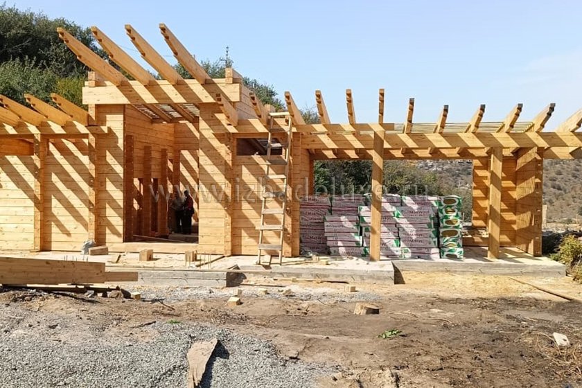 На сайте обновлены фотографии с работ по монтажу стропильной системы на объекте из клееного бруса «Коттедж в Горах».