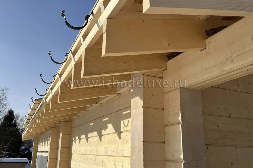 Продолжается монтаж кровельного пирога и водосточной системы на объекте из клееного бруса «Баня и гараж в Конаково». 