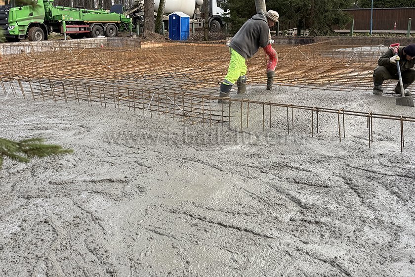 На объекте из клееного бруса «Химки» выполняется укладка бетонной смеси в конструкцию фундаментной плиты.