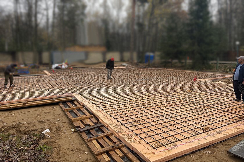 Продолжается строительство дома из клееного бруса «Химки». Выполняются работы по армированию монолитной ж/б плиты фундамента.