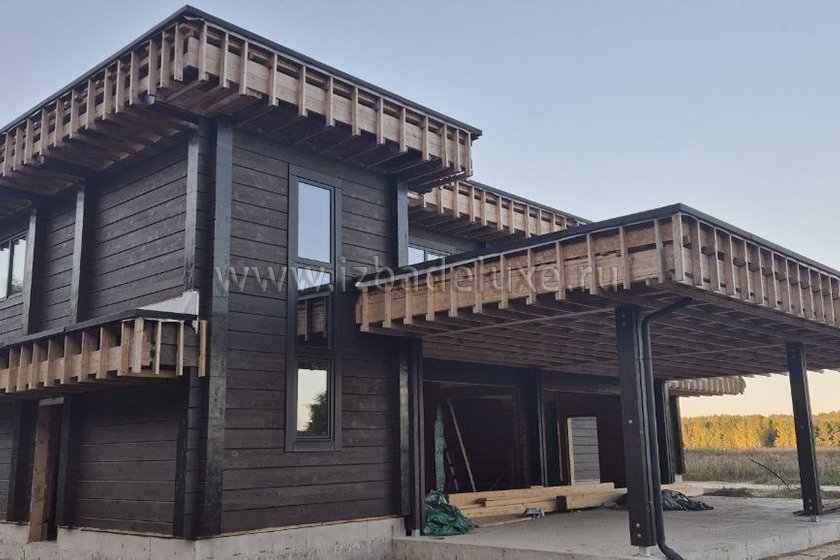 На объекте из клееного бруса «Теххаус» завершаются работы по монтажу оконных блоков. 
