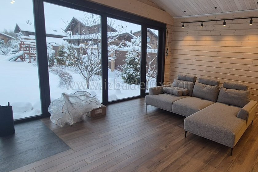 Завершились работы по меблировке и установке инженерного и сантехнического оборудования банного комплекса из клееного бруса «Сокол». На сайте обновлены фотографии гостиной.