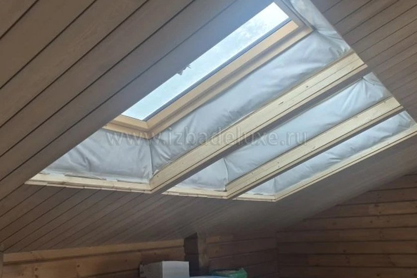 Продолжается строительство дома из клееного бруса «Первомайское». На объекте продолжаются работы по чистовой отделке потолка.