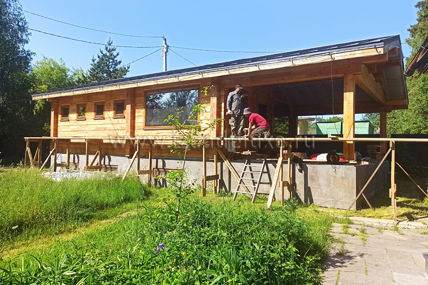 Продолжается строительство гостевого дома-бани из клееного бруса «Залесье»,
