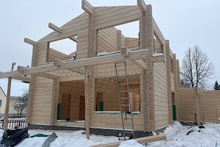 Продолжается строительство объекта из клееного бруса «Баня и гараж в Конаково». Выполнили сборку стен домокомплекта.