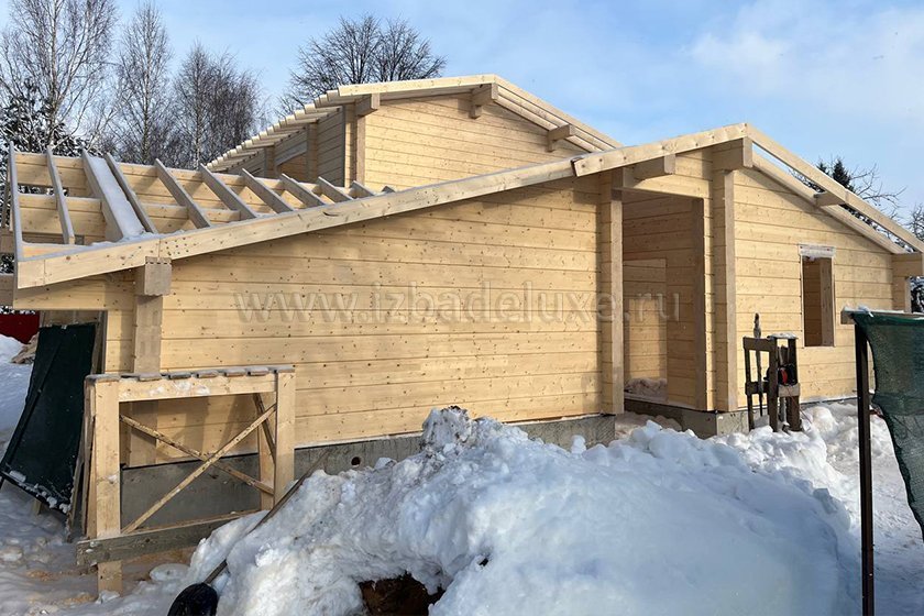 Продолжается строительство объекта из клееного бруса «Баня и гараж в Конаково». Выполнили сборка стропильной системы. Выполняется установка обсады.