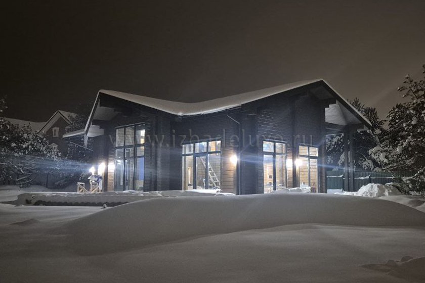 Продолжается строительство дома из клееного бруса «Первомайское». На объекте выполняются работы по монтажу инженерных систем.