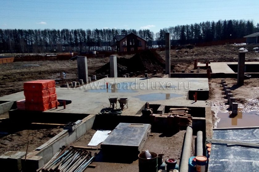 Продолжается строительство объекта из клееного бруса Усадьба «Озаревская». Выполнили монтаж фундамента.