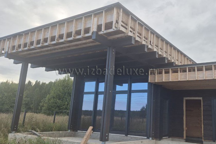 Продолжается строительство бани из клееного бруса «Дом на большой реке». Продолжаются работы по монтажу оконных блоков.