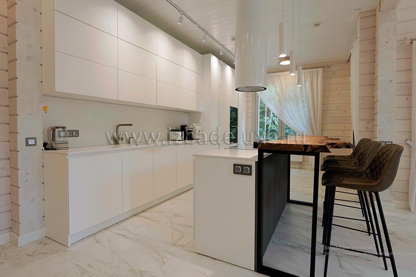 На сайте обновлены фотографии кухни дома из клееного бруса «Усадьба Малинки».