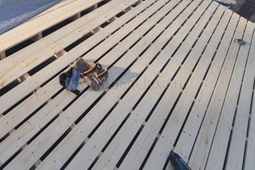 Продолжается сборка домокомплекта на объекте из клееного бруса «Химки». Продолжаются работы по монтажу кровельного пирога.