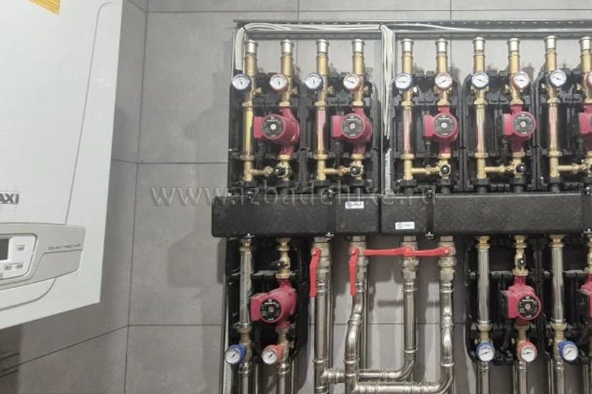 На объекте из клееного бруса Усадьба «Звезда в Соснах» на Успенском шоссе продолжаются электромонтажные работы и монтаж инженерных систем. Выполняется чистовая отделка мокрых зон.