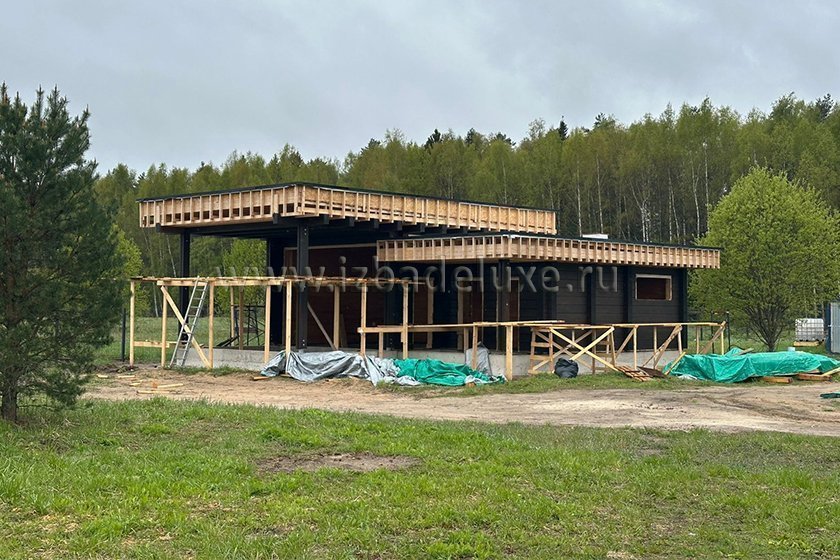 Продолжается строительство бани из клееного бруса «Дом на большой реке». Выполнили работы по покраске внешних стен.