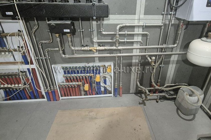 На объекте из клееного бруса «Первомайское» продолжаются работы по черновой отделке мокрых зон и монтаж инженерного оборудования котельной.