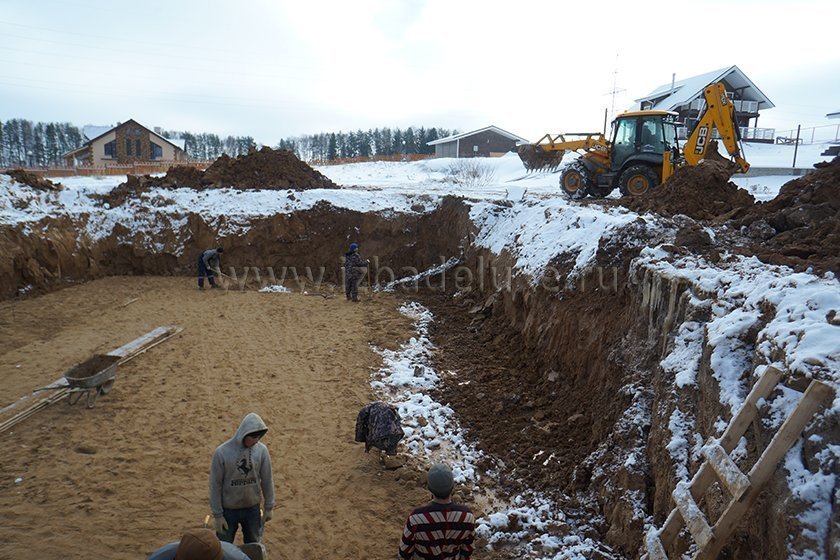 Продолжается строительство дома из клееного бруса Усадьба «Озаревская». Выполняются работы по разработке грунта под будущее основание фундамента.