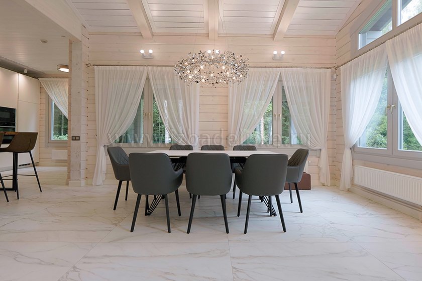 На сайте обновлены фотографии гостиной дома из клееного бруса «Усадьба Малинки».