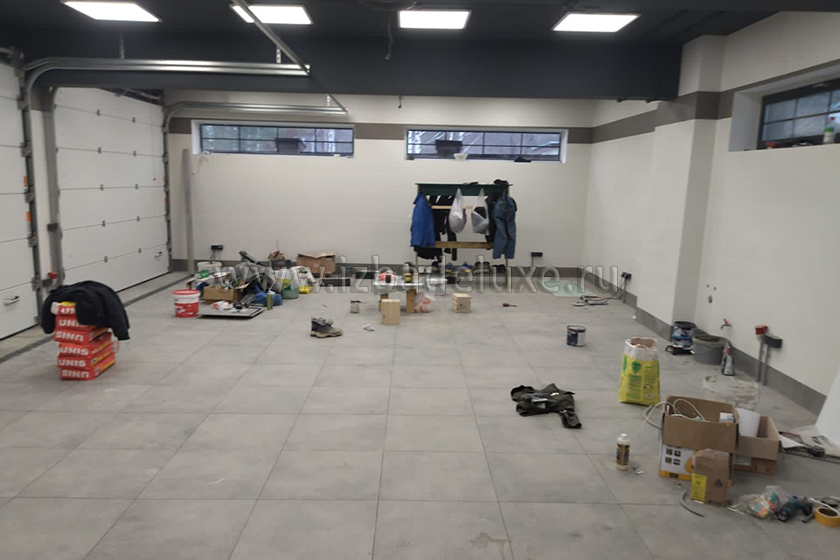 В Тверской области продолжаются работы по строительству гаража «Лазурный». Выполняются работы по внутренней чистовой отделке.