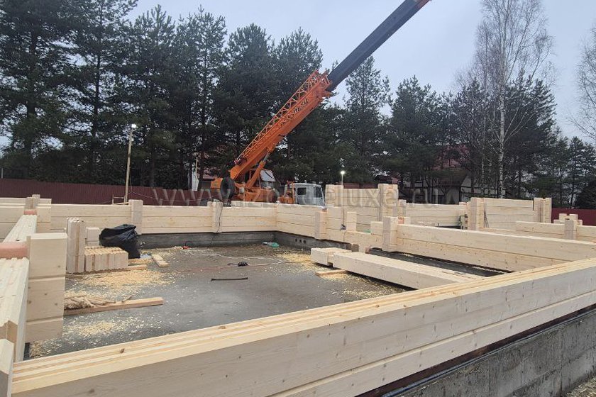 Продолжается строительство объекта из клееного бруса «Баня и гараж в Конаково». На объекте начались работы по сборке домокомплекта.