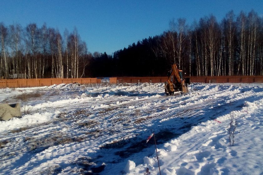 Началось строительство дома из клееного бруса Усадьба «Озаревская». Выполняются работы по разработке грунта под будущее основание фундамента.