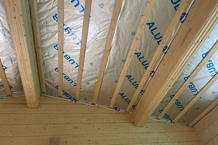 Продолжается строительство объекта из клееного бруса «Баня и гараж в Конаково». Завершились работы по установке обсады. Продолжается монтаж кровельного пирога.