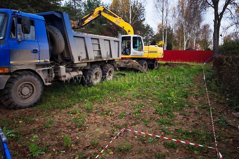 Началось строительство объекта из клееного бруса «Баня и гараж в Конаково». Выполняются работы по разработке грунта под будущее основание фундамента.
