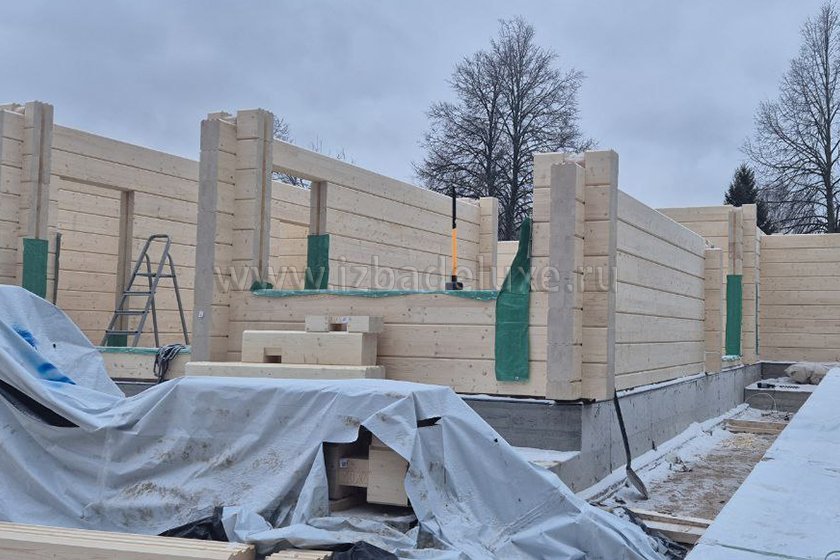 Продолжается поставка и сборка домокомплекта объекта из клееного бруса «Баня и гараж в Конаково». 