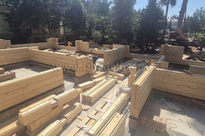 Продолжается строительство дома из клееного бруса «Усадьба Рублёвская». На сайте обновлены фотографии.